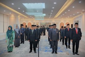 Prof. Dr. Hj. Nida Mufidah, M.Pd. (kiri), saat bersiap dilantik (Foto:Istimewa)