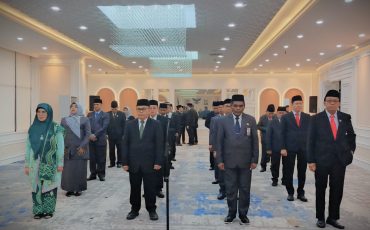 Prof. Dr. Hj. Nida Mufidah, M.Pd. (kiri), saat bersiap dilantik (Foto:Istimewa)