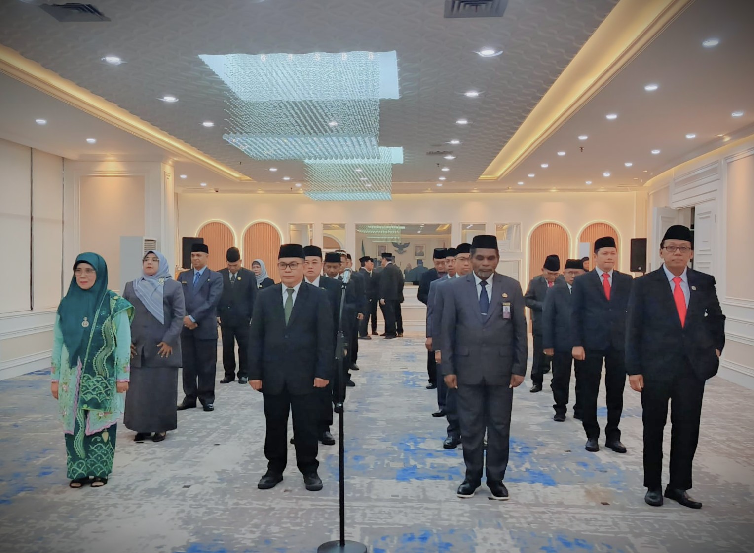 Prof. Dr. Hj. Nida Mufidah, M.Pd. (kiri), saat bersiap dilantik (Foto:Istimewa)