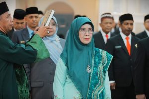 Prof. Dr. Hj. Nida Mufidah, M.Pd. saat diambil sumpahnya untuk menjadi Rektor UIN Antasari (Foto:Humas Kemenag RI)