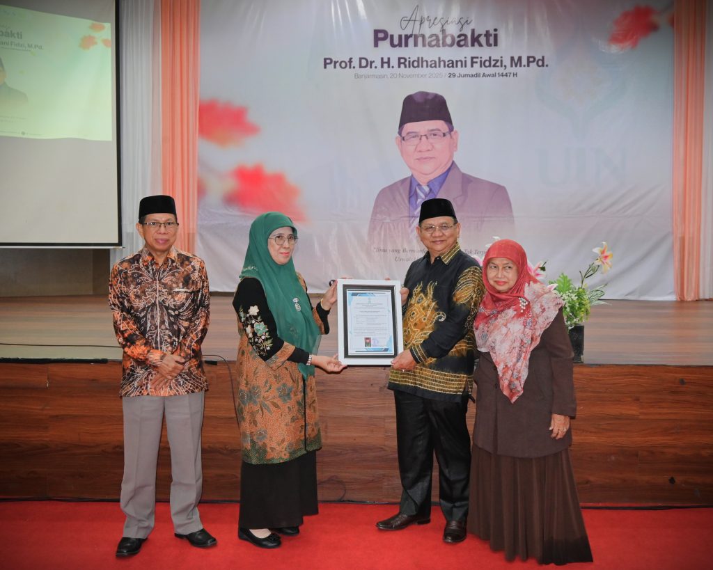 Prof. Dr. Hj. Nida Mufidah, M.Pd. saat menyerahkan kenang-kenangan (Foto:Humas/Jamal Ripani)
