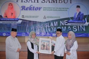 Prof. Dr. Hj. Nida Mufidah, M.Pd. saat menyerahkan kenang-kenangan kepada Prof. Dr. H. Mujiburrahman, M.A. (Foto:Humas/Jamal Ripani) Prof. Dr. Hj. Nida Mufidah, M.Pd. saat menyerahkan kenang-kenangan kepada Prof. Dr. H. Mujiburrahman, M.A. (Foto:Humas/Jamal Ripani)