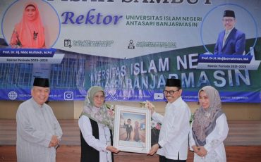 Prof. Dr. Hj. Nida Mufidah, M.Pd. saat menyerahkan kenang-kenangan kepada Prof. Dr. H. Mujiburrahman, M.A. (Foto:Humas/Jamal Ripani)