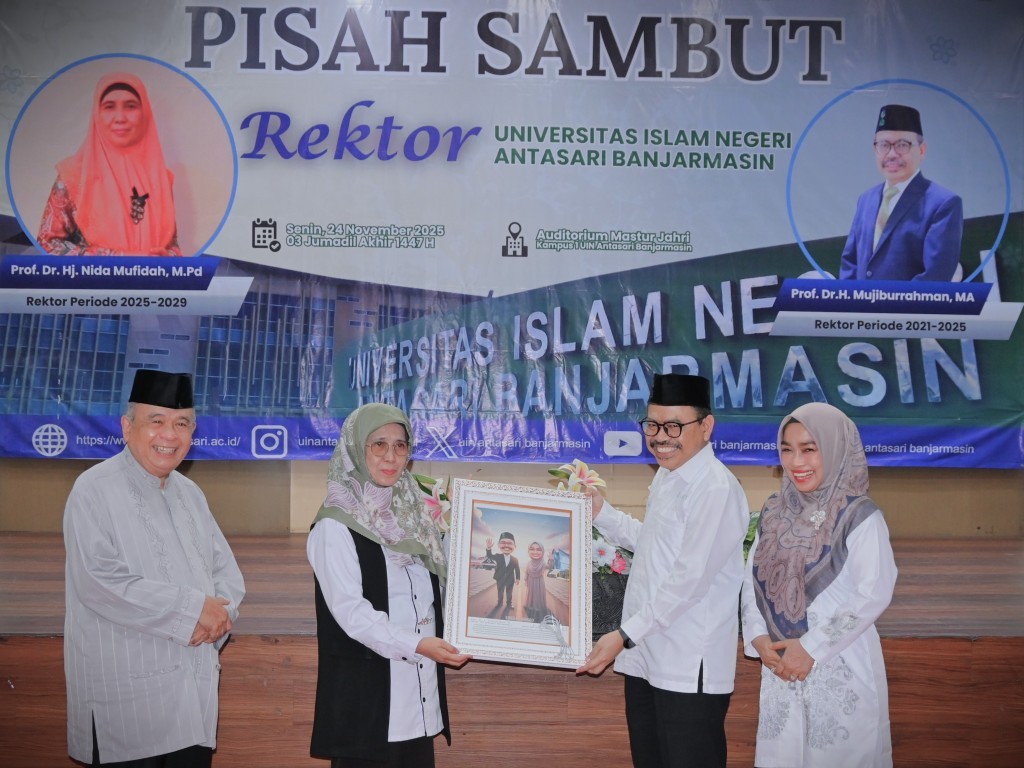 Prof. Dr. Hj. Nida Mufidah, M.Pd. saat menyerahkan kenang-kenangan kepada Prof. Dr. H. Mujiburrahman, M.A. (Foto:Humas/Jamal Ripani)