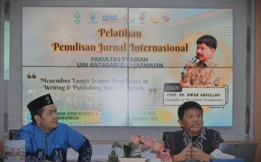 Prof. Dr. Irwan Abdullah, M.A. saat memaparkan materinya (Foto:Humas/Jamal Ripani)