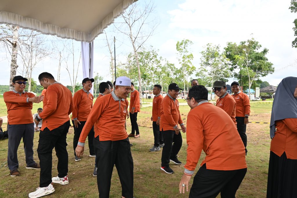 Prof. Dr. Nadzmi Akbar, M.Pd. (kiri) saat mengikuti mancakrida (Foto:Humas/Jamal Ripani)