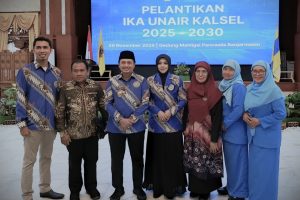 Rektor Prof. Dr. Hj. Nida Mufidah, M.Pd. saat berfoto bersama Ketua IKA Kalsel, Wagub, dan para dosen (Foto:Humas)