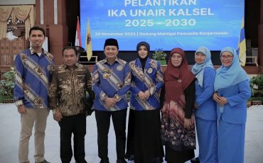 Rektor Prof. Dr. Hj. Nida Mufidah, M.Pd. saat berfoto bersama Ketua IKA Kalsel, Wagub, dan para dosen (Foto:Humas)