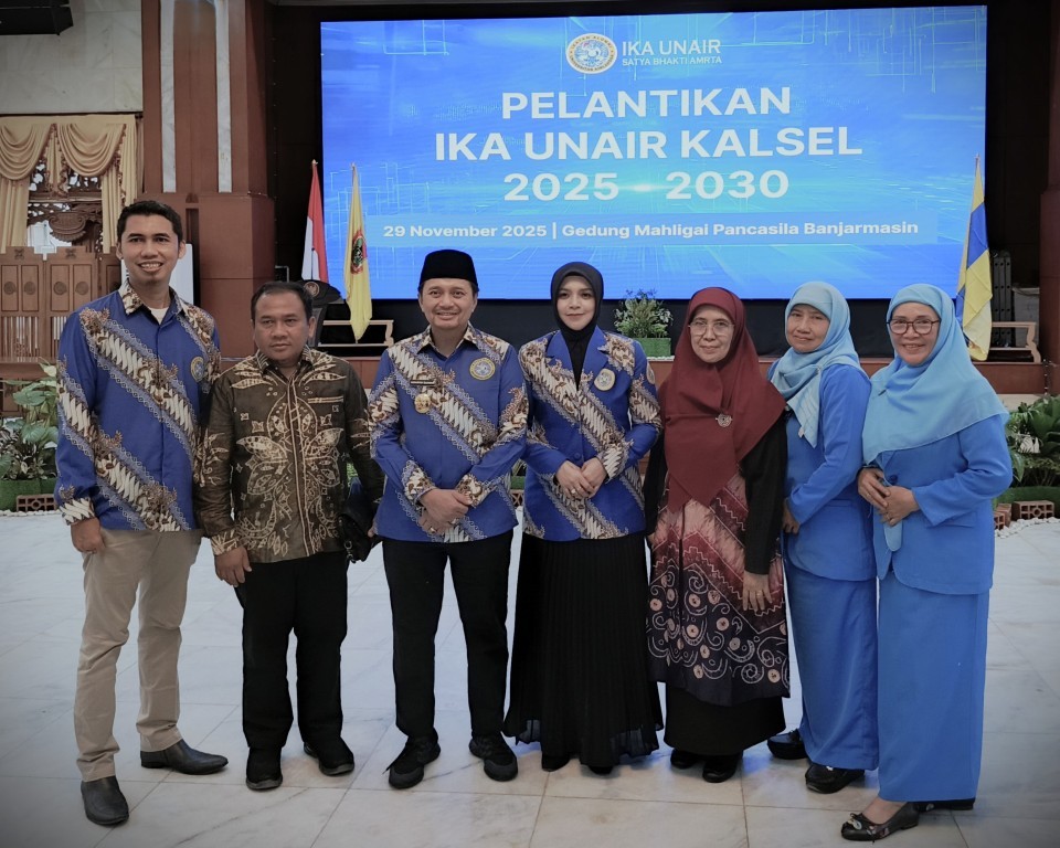 Rektor Prof. Dr. Hj. Nida Mufidah, M.Pd. saat berfoto bersama Ketua IKA Kalsel, Wagub, dan para dosen (Foto:Humas)