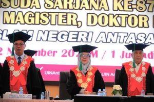 Rektor Prof. Dr. Hj. Nida Mufidah, M.Pd. usai mengukuhkan wisudawan (Foto:Humas)