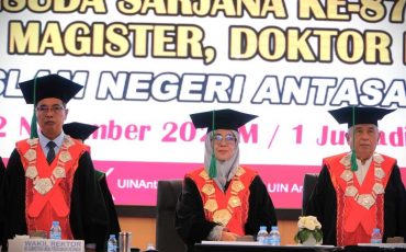 Rektor Prof. Dr. Hj. Nida Mufidah, M.Pd. usai mengukuhkan wisudawan (Foto:Humas)