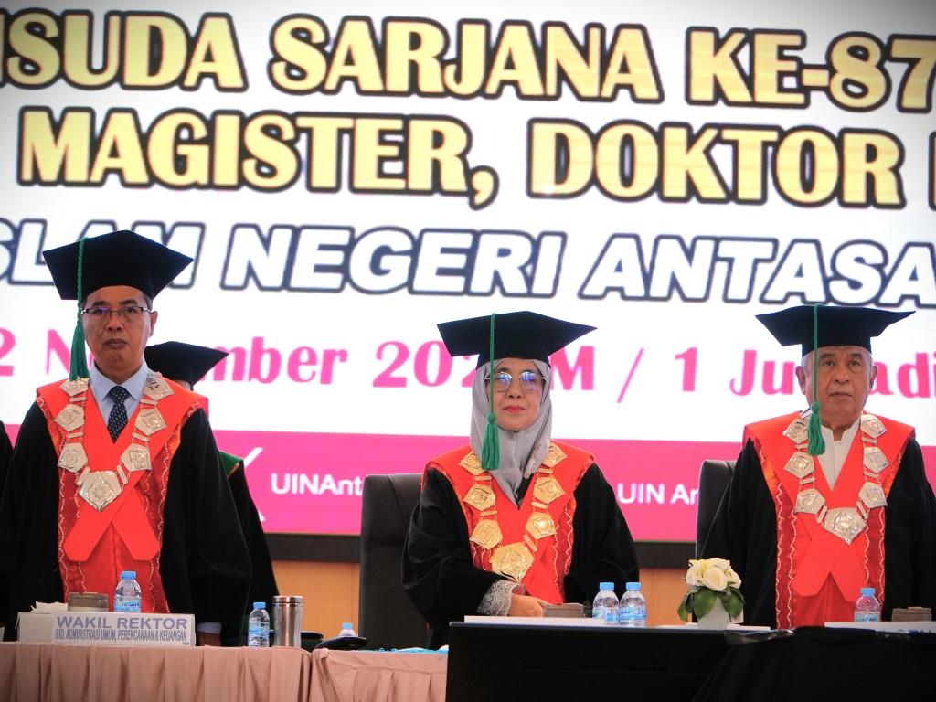 Rektor Prof. Dr. Hj. Nida Mufidah, M.Pd. usai mengukuhkan wisudawan (Foto:Humas)
