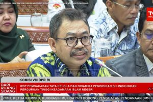 JAKARTA – Rektor Universitas Islam Negeri Antasari Banjarmasin Prof. Dr. H. Mujiburrahman, M.A., menyampaikan sejumlah aspirasi dan tantangan yang dihadapi Perguruan Tinggi Keagamaan Islam Negeri (PTKIN) di Kalimantan, dalam Rapat Dengar Pendapat (RDP) dengan Komisi VIII Dewan Perwakilan Rakyat Republik Indonesia.