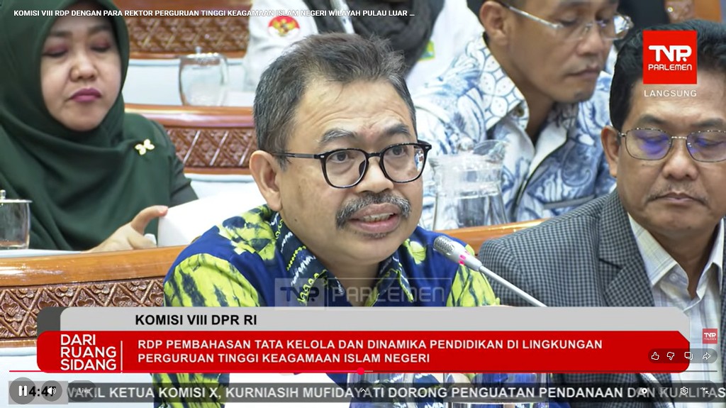 JAKARTA – Rektor Universitas Islam Negeri Antasari Banjarmasin Prof. Dr. H. Mujiburrahman, M.A., menyampaikan sejumlah aspirasi dan tantangan yang dihadapi Perguruan Tinggi Keagamaan Islam Negeri (PTKIN) di Kalimantan, dalam Rapat Dengar Pendapat (RDP) dengan Komisi VIII Dewan Perwakilan Rakyat Republik Indonesia.