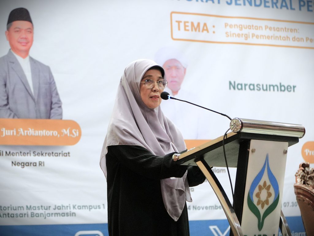Rektor UIN Antasari Prof. Dr. Hj. Nida Mufidah, M.Pd. saat memberikan sambutan (Foto:Humas/Baiti Rahmi)