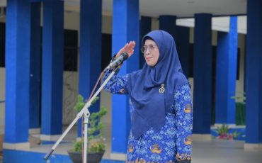 Rektor UIN Antasari Prof. Dr. Hj. Nida Mufidah, M.Pd. saat menjadi pembina Apel Kesadaran Nasional, 17 November 2025 (Foto:Humas/Jamal Ripani)
