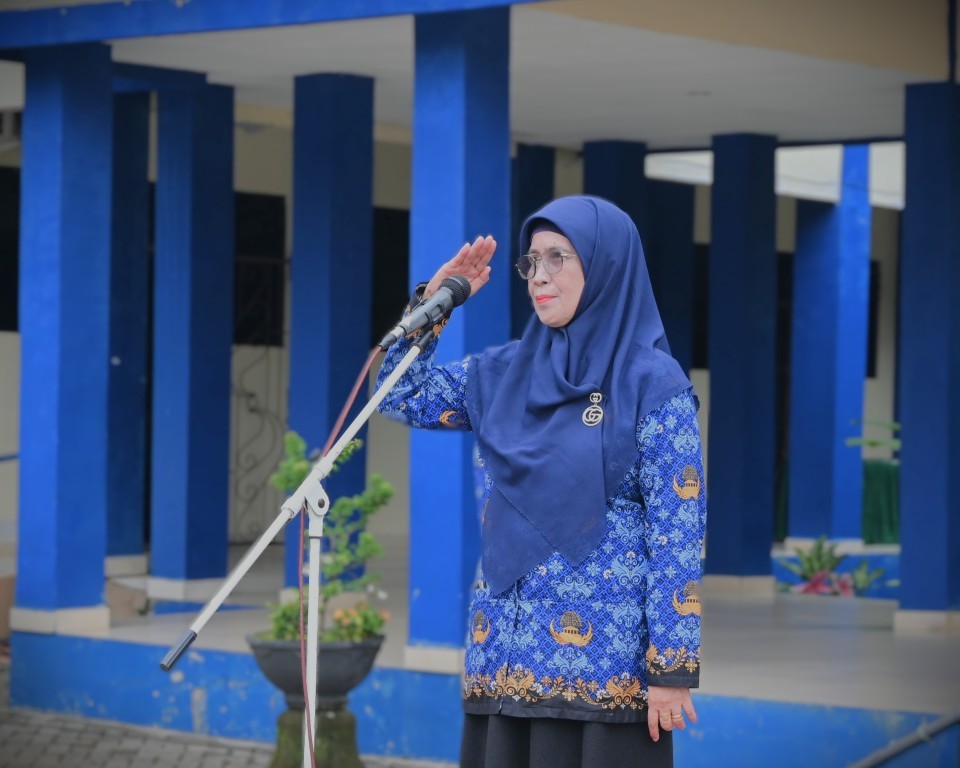Rektor UIN Antasari Prof. Dr. Hj. Nida Mufidah, M.Pd. saat menjadi pembina Apel Kesadaran Nasional, 17 November 2025 (Foto:Humas/Jamal Ripani)
