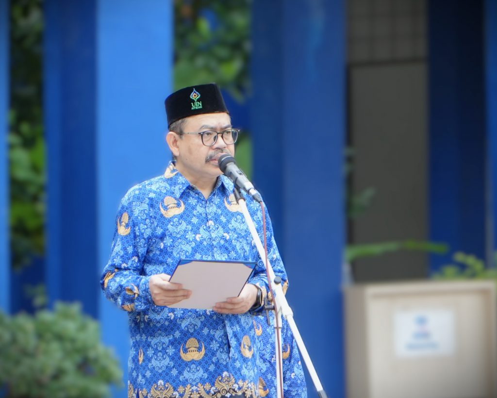 Rektor saat membacakan Amanat Menteri Sosial RI (Foto:Humas)