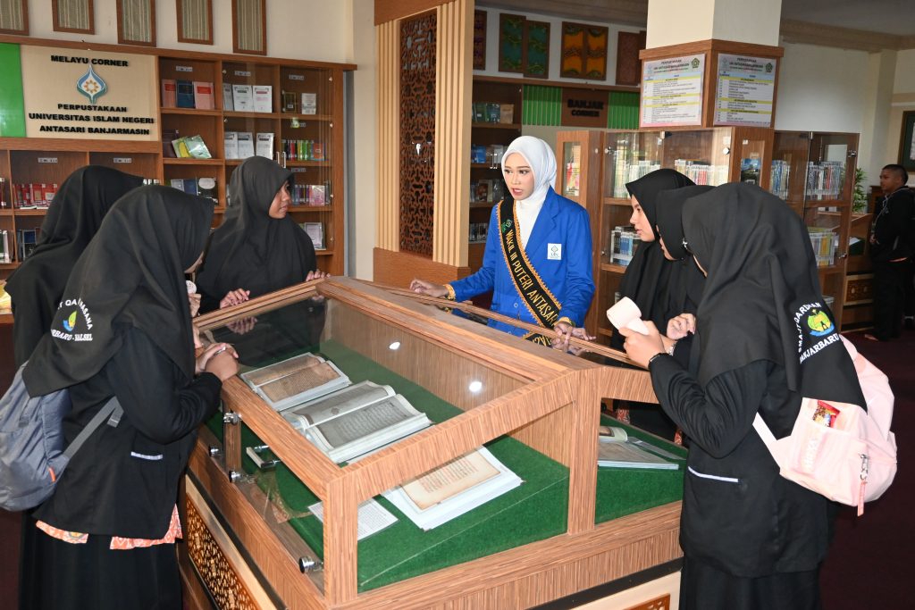 Rombongan saat berkunjung ke perpustakaan (Foto:Humas/Jamal Ripani)