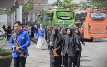 Rombongan saat memulai keliling kampus dari auditorium (Foto:Humas/Jamal Ripani)