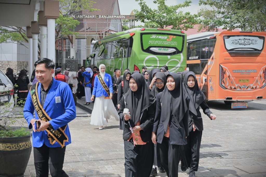 Rombongan saat memulai keliling kampus dari auditorium (Foto:Humas/Jamal Ripani)