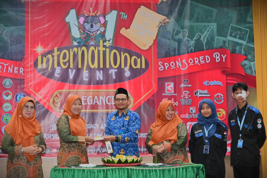 Simbolis pembukaan acara lewat pemotongan tumpeng.