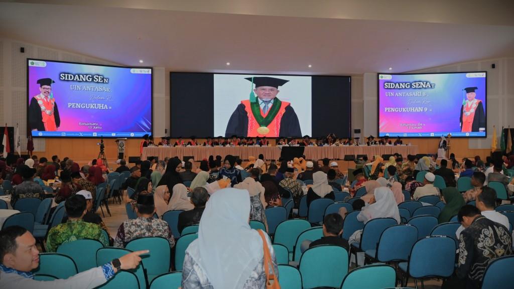 Suasana menjelang orasi Ilmiah Prof Helmi Mizani