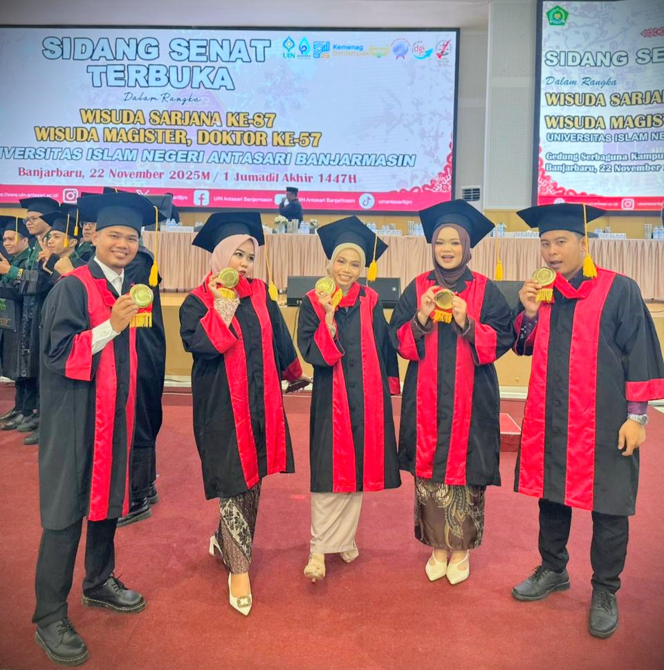 Taupik Rahman, M.H. (kanan) saat berfoto bersama teman seangkatan di Prodi S-2 HES (Foto:Istimewa)