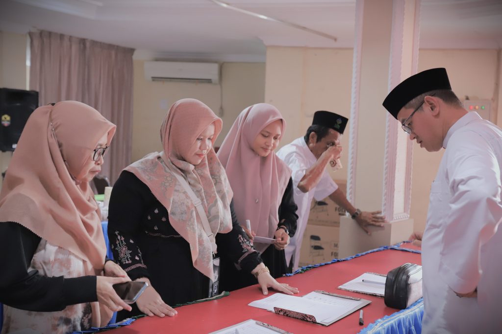 Tim Panitia Sekretariat saat melayani registrasi para undangan (Foto:Humas/Baiti Rahmi)