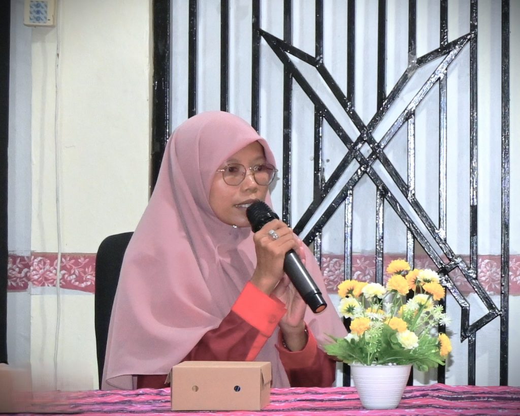 Ustazah Lia Amalia, M.Pd. saat memberikan sambutan (Foto:Humas/Jamal Ripani)