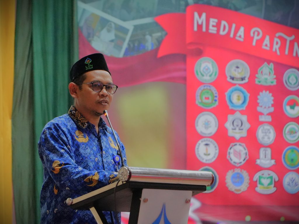 Wakil Dekan FTK Bidang Akademik dan Pengembangan Lembaga Prof. Dr. Ahmad Muradi, M.Ag. saat menyampaikan sambutan.