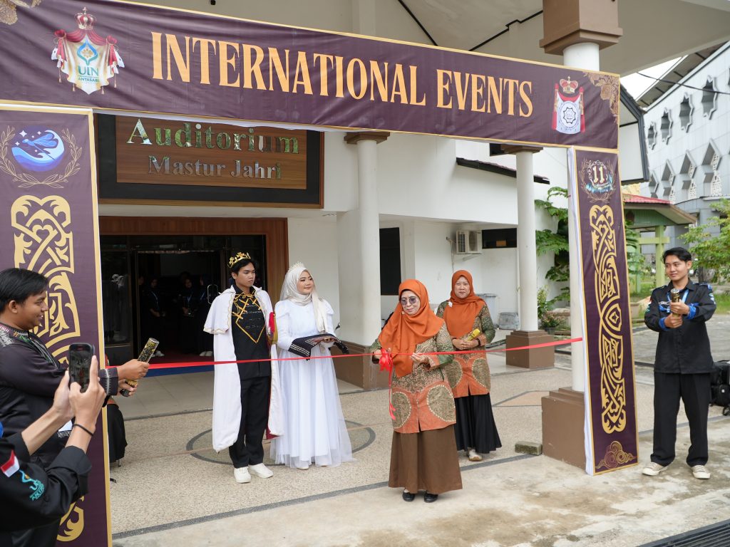 Wakil Rektor Prof. Dr. Hj. Nida Mufidah, M.Pd. saat membuka kegiatan parade.