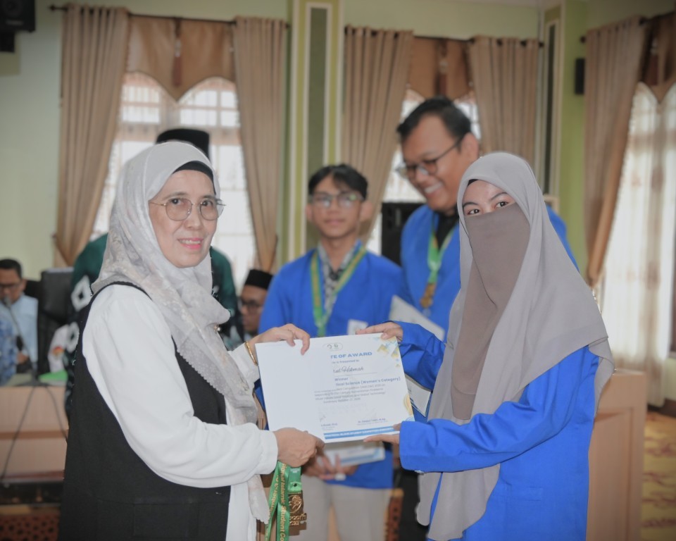 Wakil Rektor saat menyerahkan penghargaan kepada Siti Nurul Hikmah (Foto:Humas/Jamal Ripani)