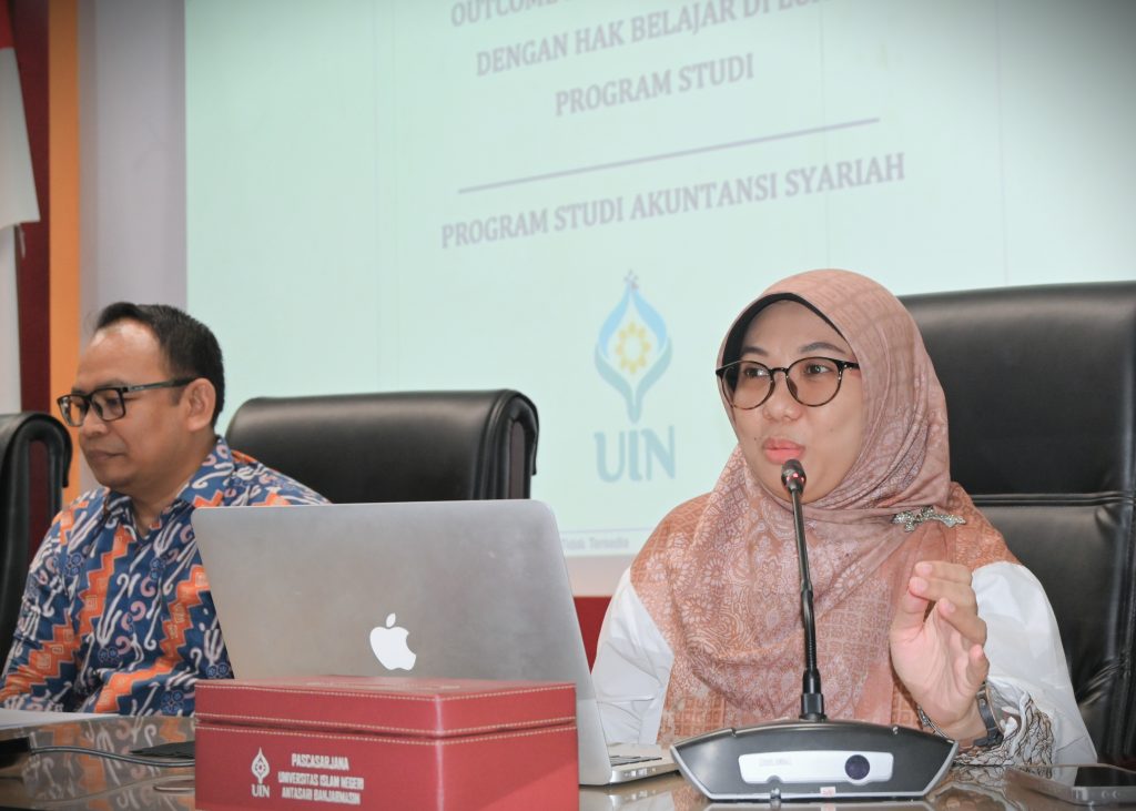 Atika Zahra Maulida, S.H.I., M.S.I. saat mempresentasikan drafnya (Foto:Humas/Jamal Ripani)