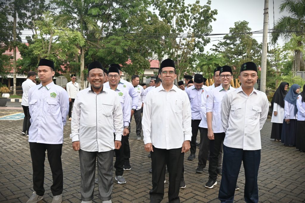 Barisan pegawai laki-laki saat bersiap mengikuti apel (Foto:Humas/Jamal Ripani)