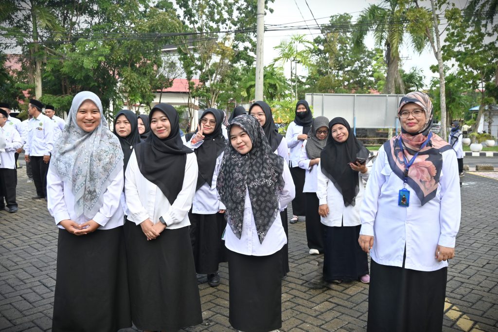 Barisan pegawai perempuan saat bersiap mengikuti apel (Foto:Humas/Jamal Ripani)