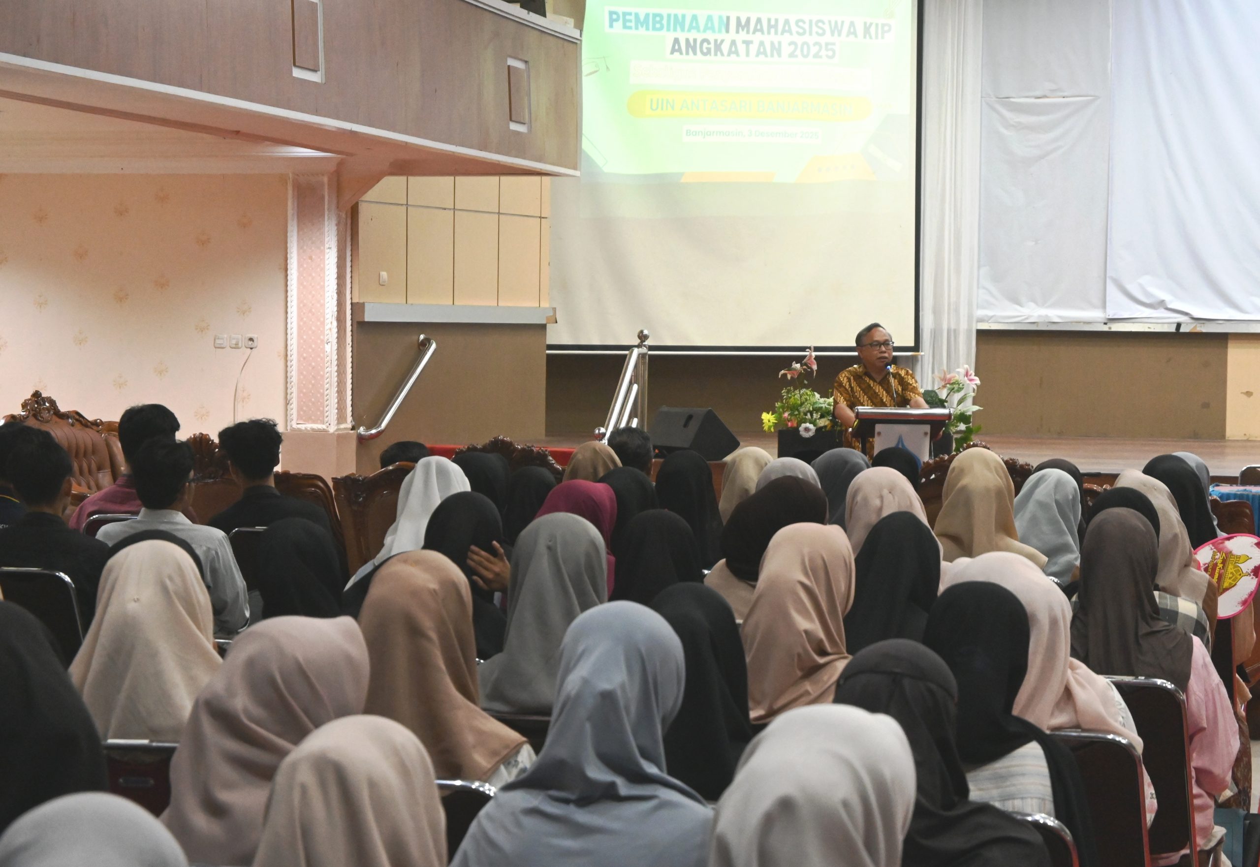 Dr. Irfan Noor, M.Hum saat memberikan sambutan mewakili Rektor UIN Antasari Banjarmasin. (Foto: Humas/Jamal Ripani)