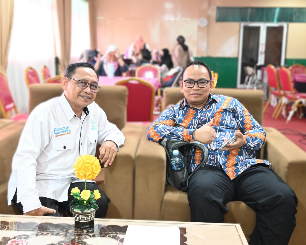Dr. Muhdi, M.Ag. (kiri) saat mendampingi narasumber sebelum acara dimulai (Foto:Humas/Jamal Ripani)