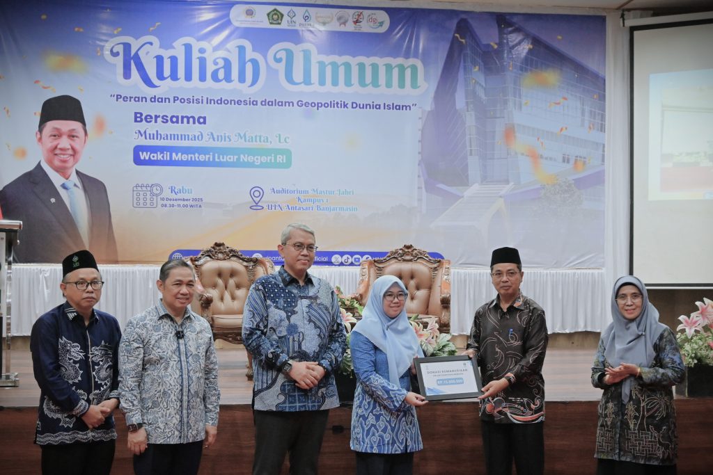 Fordika saat menerima sumbangan dari UPZ UIN Antasari (Foto:Humas/Jamal Ripani)