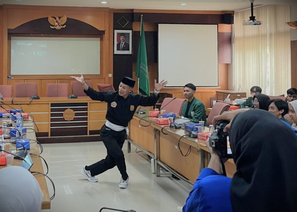 Abdullah saat menampilkan jurus silat.