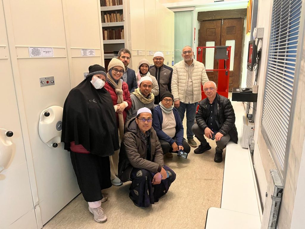 Foto bersama di ruang penyimpanan manuskrip.