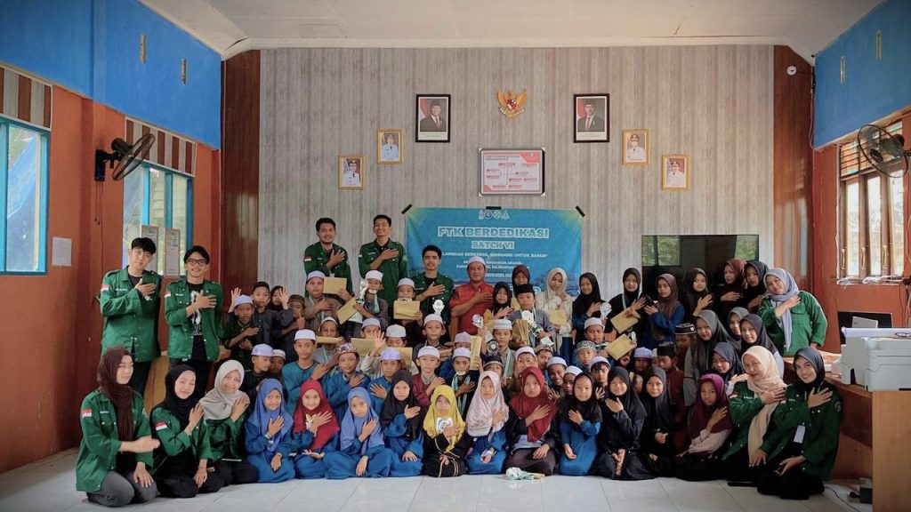 Foto bersama usai kegiatan penutupan.