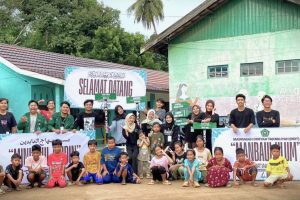 Foto bersama usai membuatkan plang desa dan madrasah.