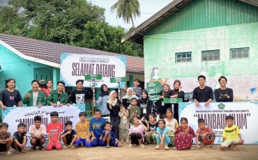 Foto bersama usai membuatkan plang desa dan madrasah.
