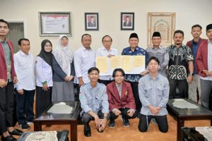 Foto bersama usai penandatangan naskah kerja sama (Foto:Humas/Jamal Ripani)