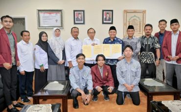 Foto bersama usai penandatangan naskah kerja sama (Foto:Humas/Jamal Ripani)