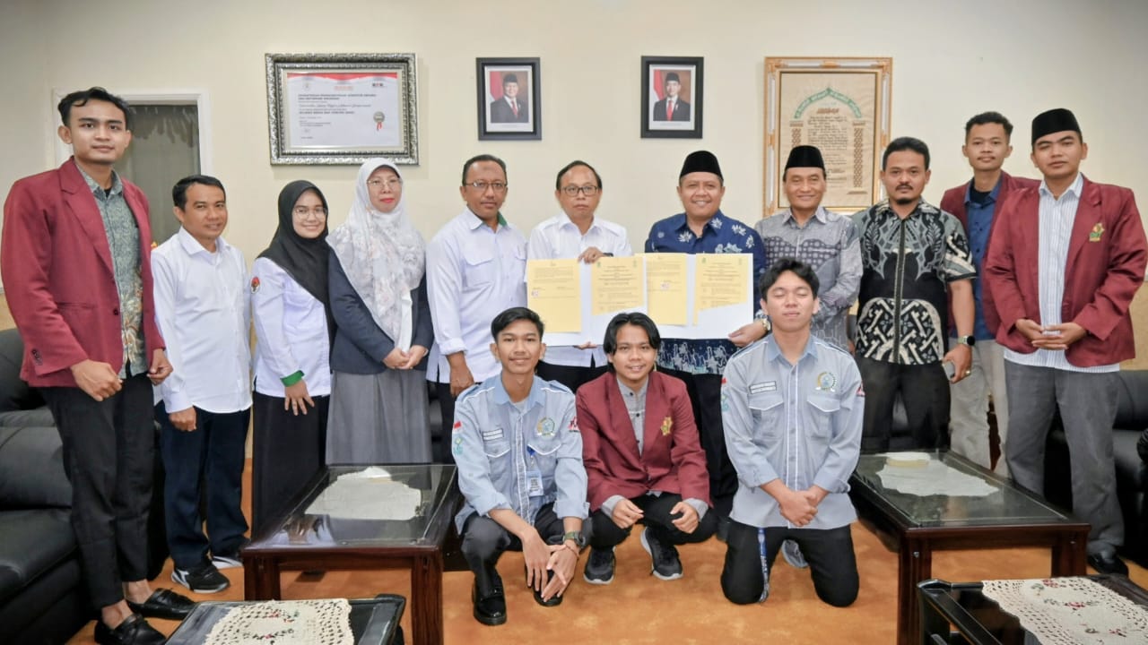 Foto bersama usai penandatangan naskah kerja sama (Foto:Humas/Jamal Ripani)