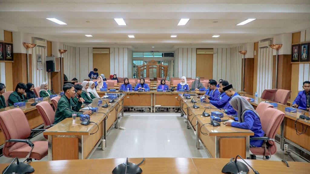 Para mahasiswa saat berdiskusi intensif.