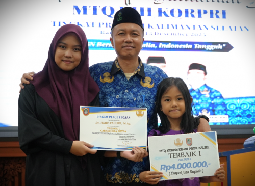 Dr. Haris Faulidi, M.Ag. saat berfoto didampingi anak-anaknya (Foto:Humas/Rahmi Hartati)