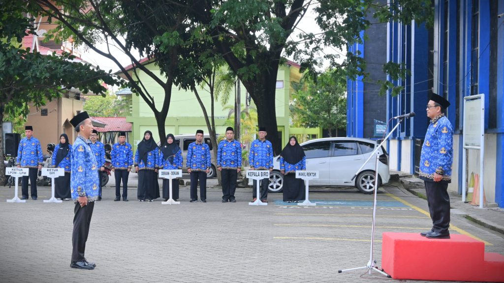 Hadi Rustami saat menjadi pemimpin apel (Foto:Humas/Jamal Ripani)